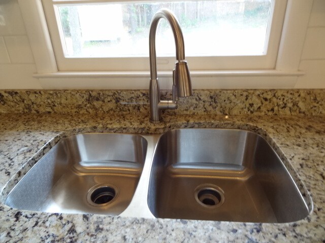 Building Photo - Renovated Kitchen, 3 BR / 3 BH home in Ter...