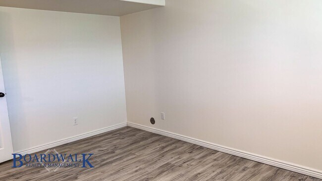 Building Photo - Modern Living Meets Mountain Lifestyle in Sandy