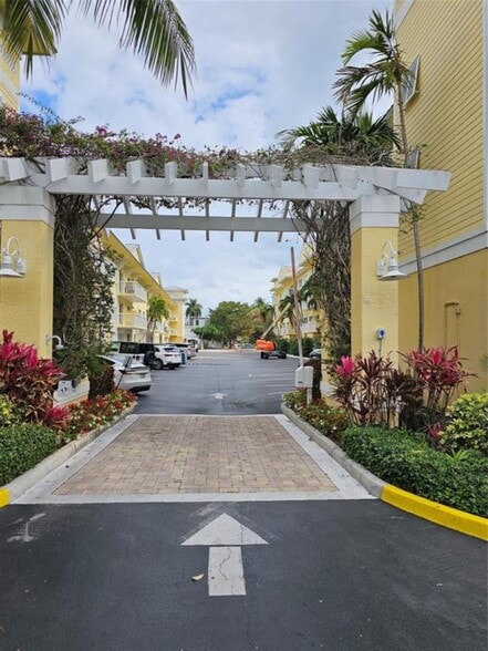 Building Photo - 151 NE 16th Ave