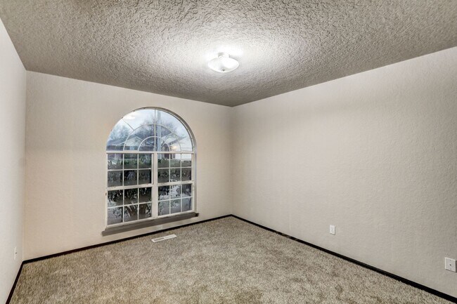 Building Photo - 3 bed 2 bath home in Edmond