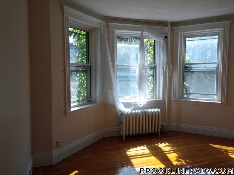 Building Photo - 18 Euston St