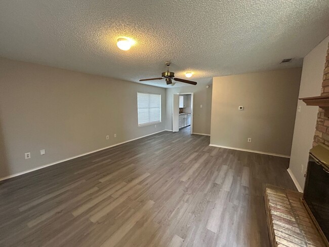 Building Photo - Updated Midway ISD Duplex