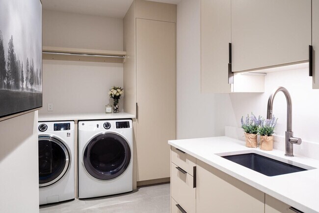 Building Photo - 10 Tree Line Ln