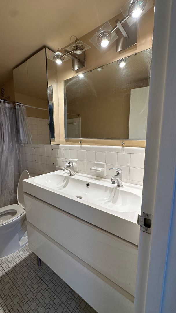 Building Photo - Fantastic Adams Morgan Location!