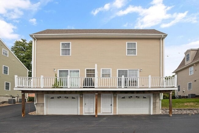 Building Photo - 22 School St