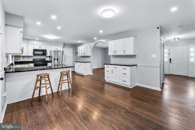 Building Photo - 5285 Stowe Ln