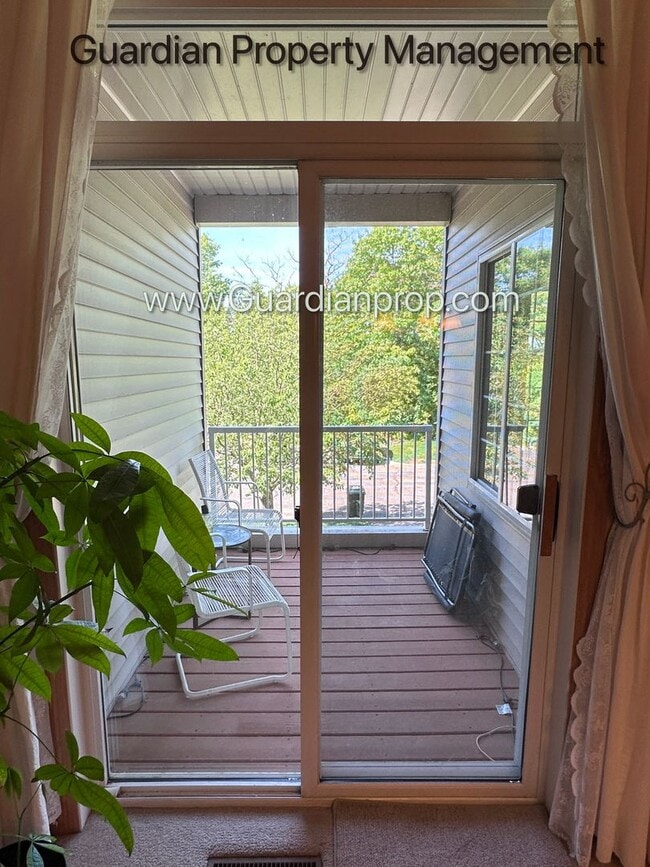 Building Photo - Lakeville 2 Bedroom Town Home, Dishwasher, Fireplace, 2 Car Garage, Garage Bonus Room