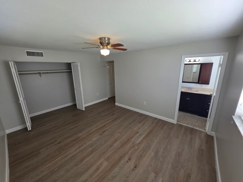 Building Photo - 665 Palm View Dr