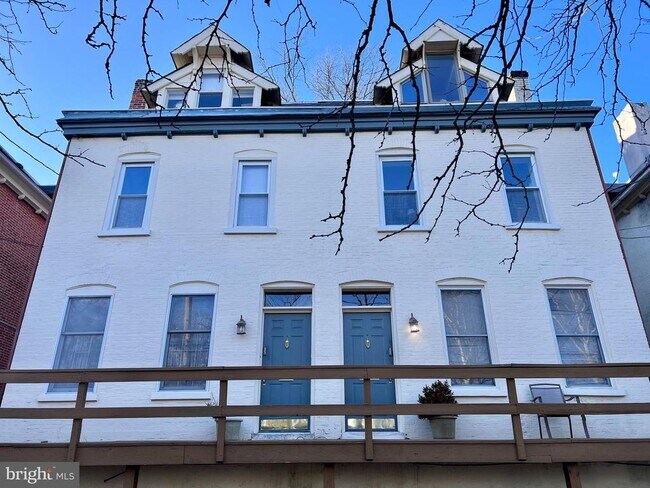Building Photo - 819 N Jackson St