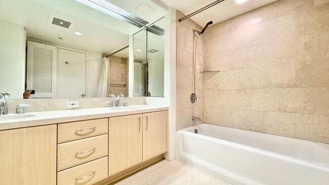 Building Photo - 2 BED/2 BATH FURNISHED UNIT AT HIGHLY DESI...
