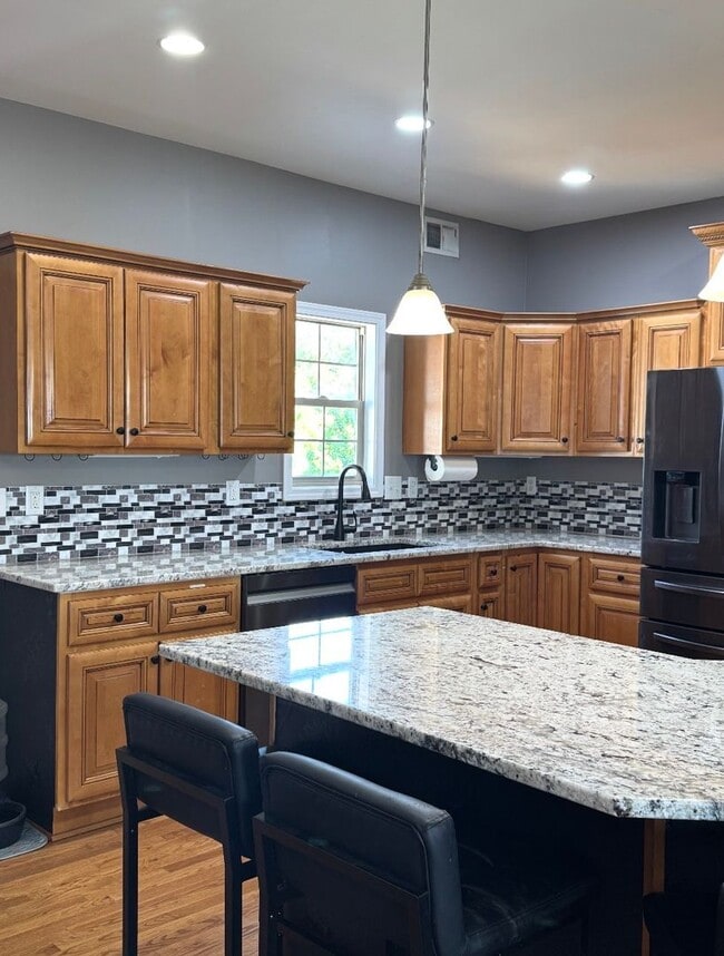 Building Photo - *** Move-in SPECIAL - $2395.00 ***
