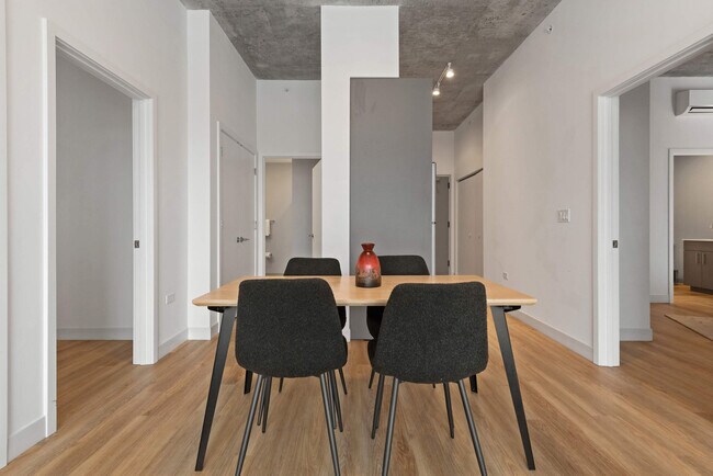 Building Photo - 853 W Blackhawk St