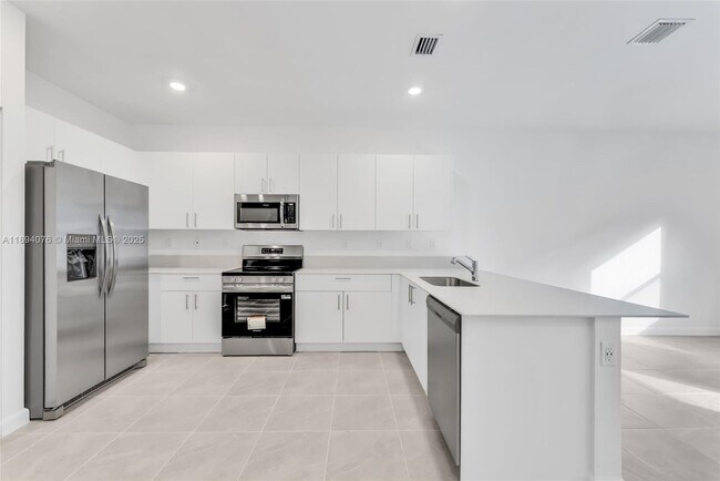 Building Photo - 2522 SE 27th Dr