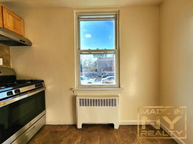 Building Photo - 2 bedroom in BAYSIDE NY 11361