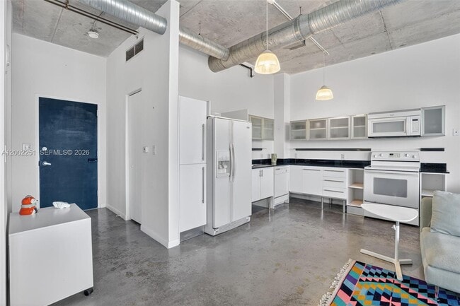 Building Photo - 10 SW South River Dr