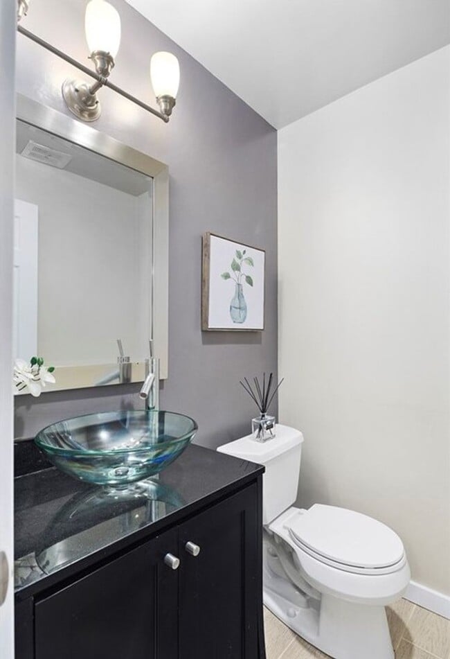 Building Photo - 3 Bed, 1.5 Bath, Remodeled Townhome is Ava...