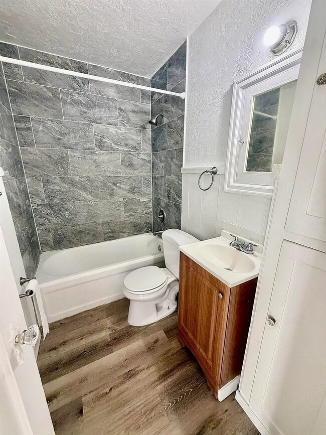 Building Photo - Charming, single-family, 4 bed / 1.5 bath home on W Pine St