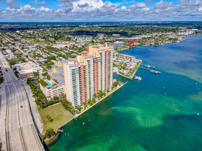 Building Photo - 2640 Lake Shore Dr
