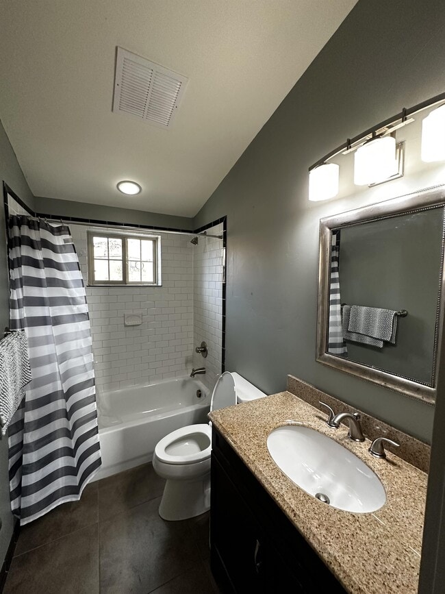 Building Photo - 129 1/2 W 3rd St