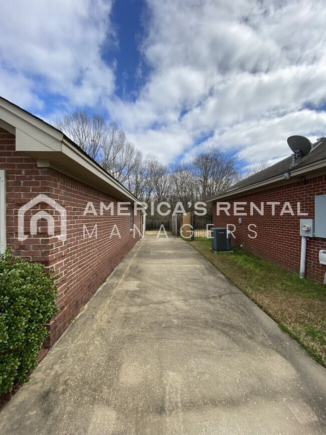 Building Photo - Home for Rent in Montgomery with Fenced in Backyard!!! New LVP Flooring! View with 48 Hours Notic...