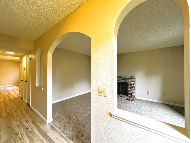 Building Photo - 180 Park Place Dr