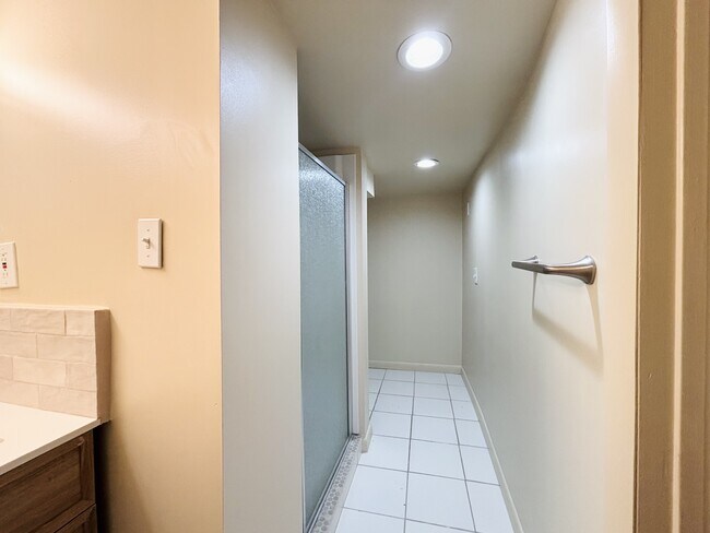 Building Photo - 925 Wilson Ave S