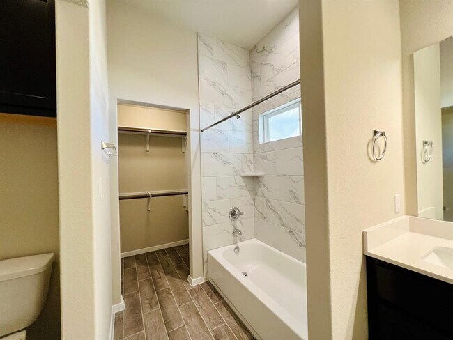 Building Photo - 200 Living Reef Dr