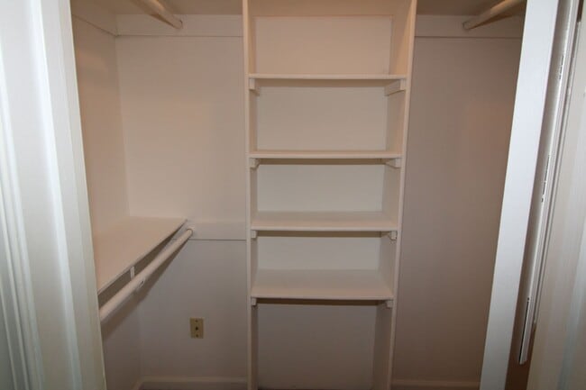 Building Photo - Very well maintained 2-bedroom 2-bath cond...