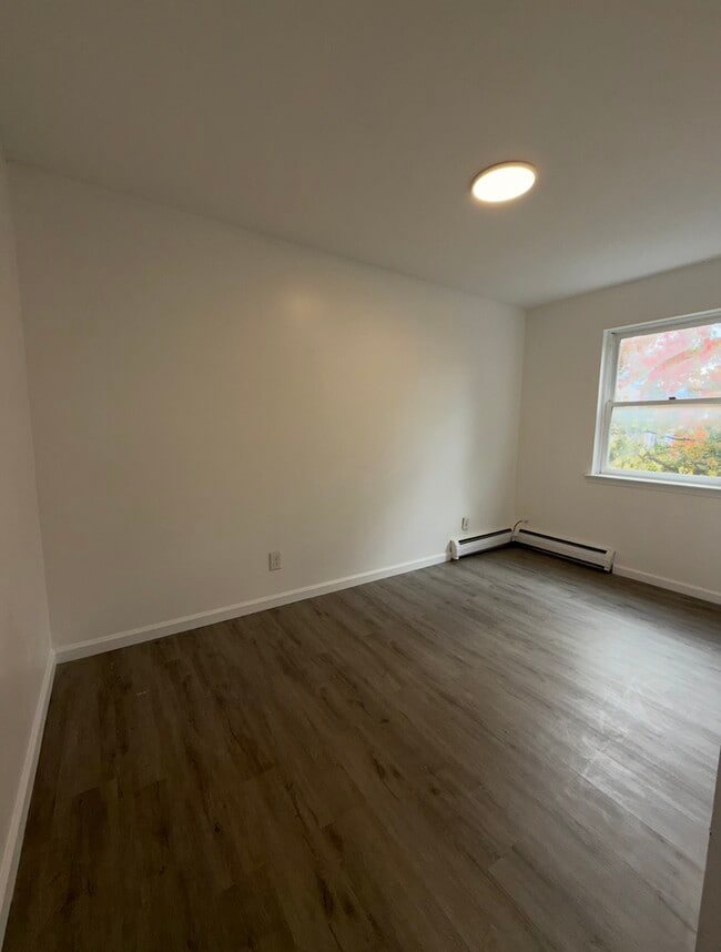 Building Photo - 56 Catherine St