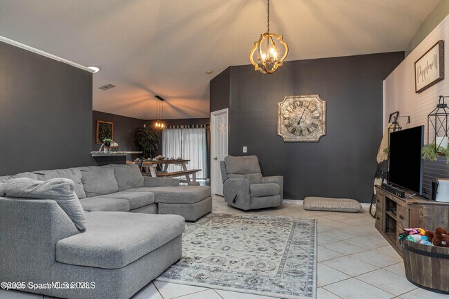 Building Photo - 2001 Sierra St