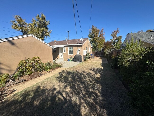 Building Photo - 2 bedroom | 1 bathroom | Tahoe Park single...