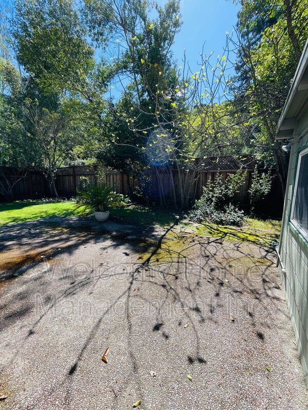 Building Photo - 2561 Olympic Blvd