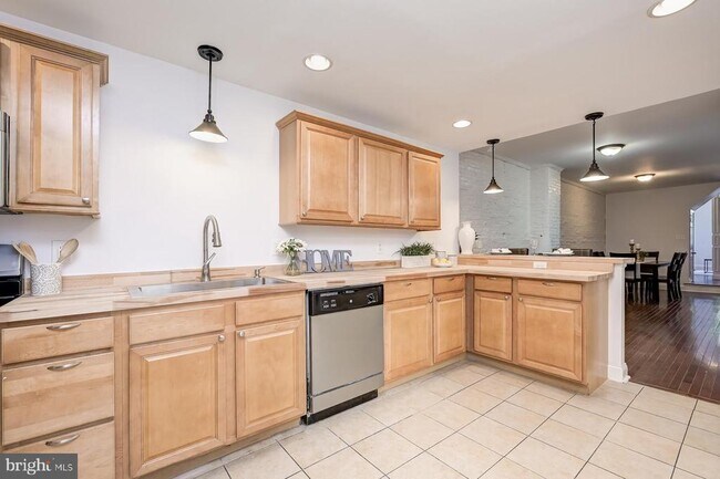 Building Photo - 23 N Patterson Park Ave