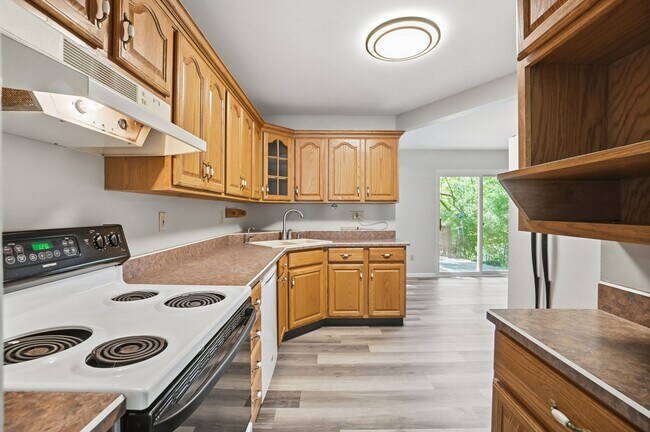 Building Photo - Three Bedroom Home with Great Outdoor Entertainment Space!