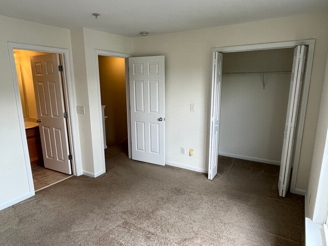 Building Photo - Great 2 Bed Condo in NODA with 1 Car Garage