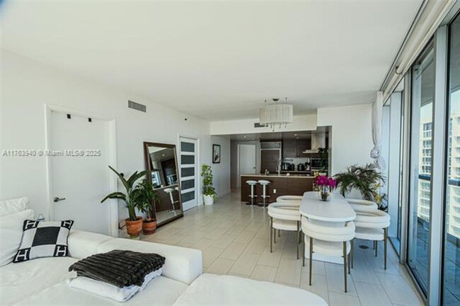 Building Photo - 495 Brickell Ave