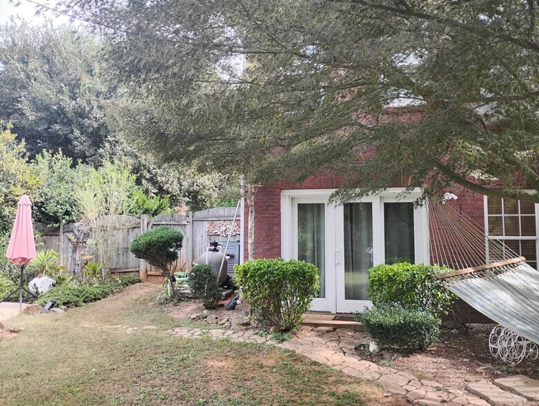 Primary Photo - 1025 Landmark Dr