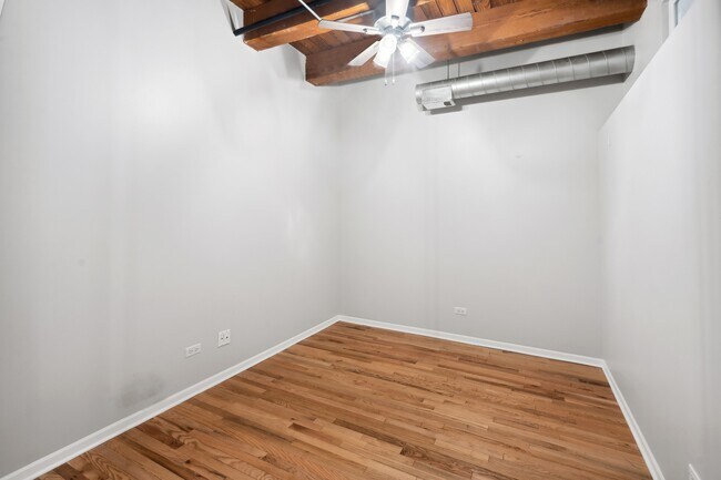 Building Photo - 1735 W Diversey Pkwy