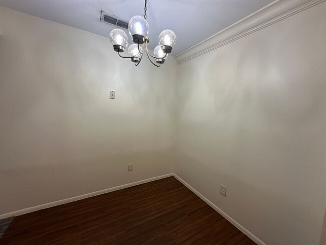 Building Photo - Stunning 1 Bedroom Condo in Pet-Friendly A...