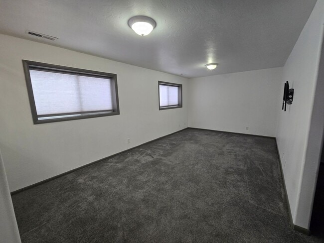 Building Photo - Large, Pet Friendly 5 Bedroom, 3 Bathroom Home for Rent in Ammon!  Fenced Backyard & Garage!  By ...