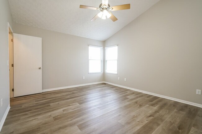 Building Photo - 568 Penn St