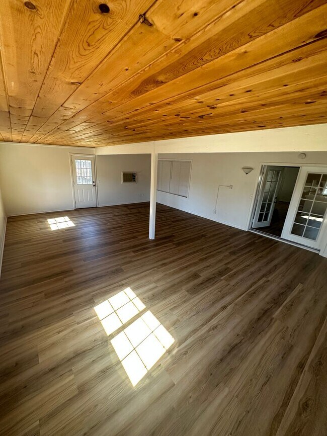 Building Photo - Newly Remodeled South Corona Family Home