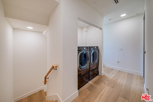 Building Photo - 6142 1/2 Lexington Ave