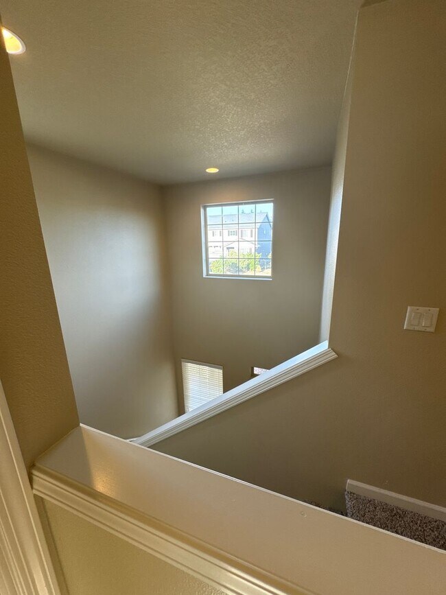 Building Photo - ? Beautiful 4-Bed, 3-Bath North Albany Hom...