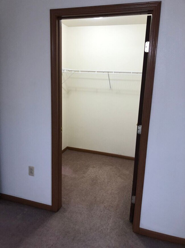 Building Photo - SIX weeks rent FREE!