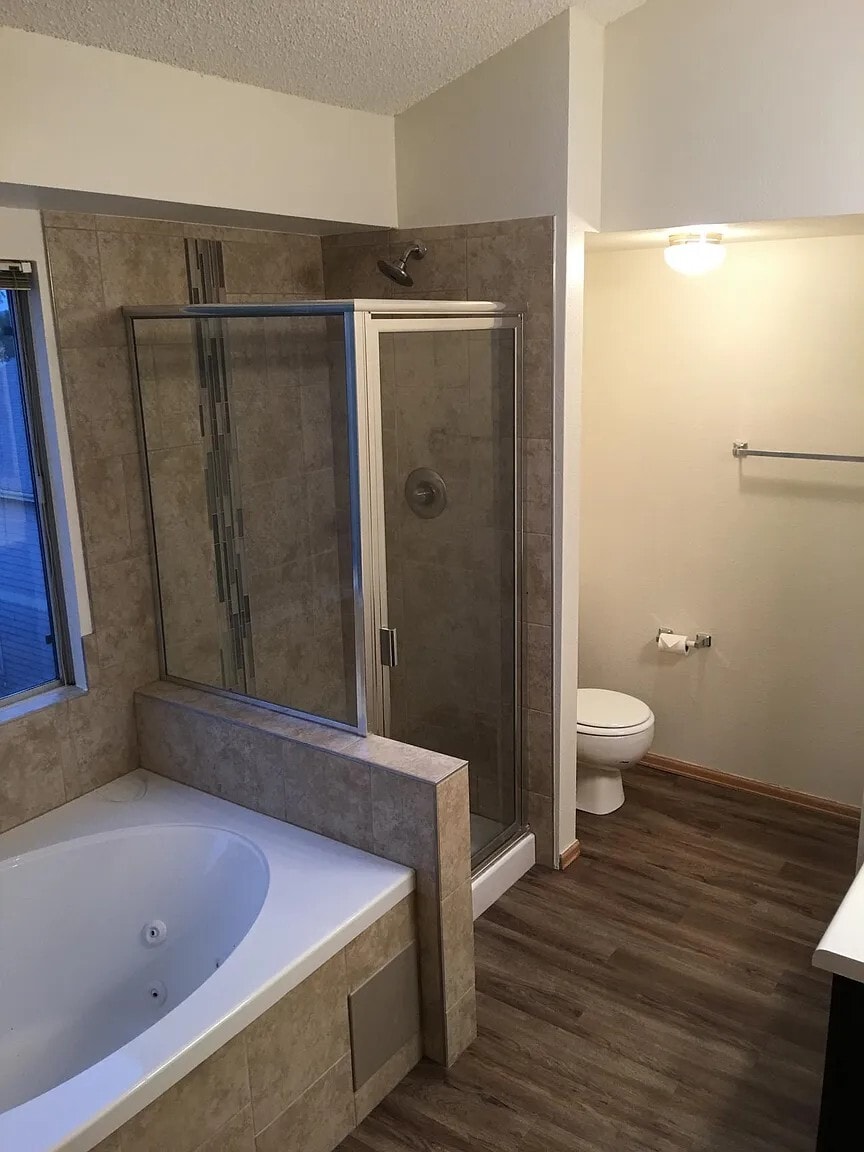 Master bath with walk-in closet - 10710 Kimball St