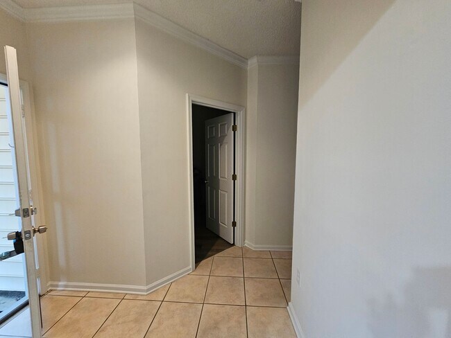 Building Photo - 5840 Longwood Dr