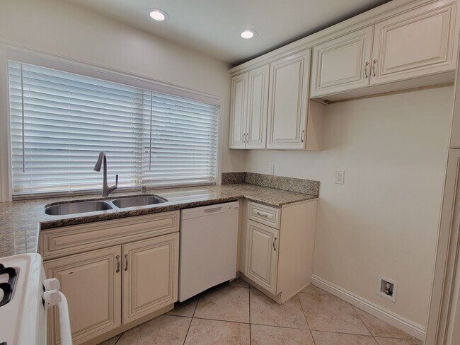 Building Photo - Torrance Townhouse for LEASE | 3 Bed/2 Bat...