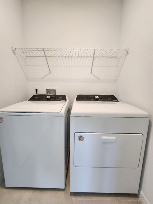 Building Photo - LIKE NEW!!! 4-Bedroom, 2-Bathroom in Villamar/Winter Haven