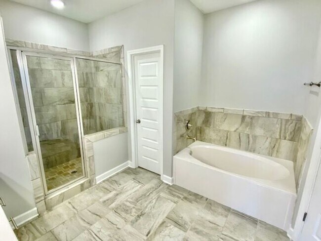 Building Photo - Now Leasing in Somerville- 4-Bedroom 3 Bat...